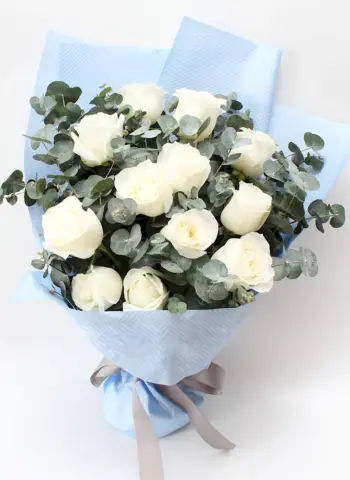 15 Белых роз с эвкалиптом