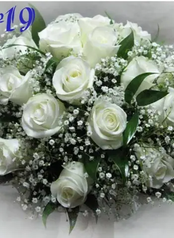 Белые розы с гипсофилой букет