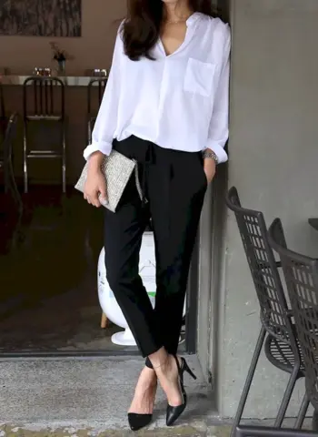 Блузка с черными брюками