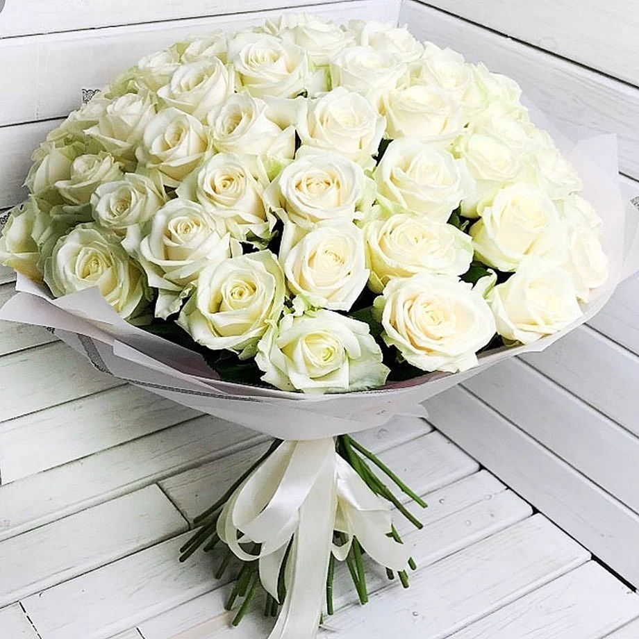 Букет 25 белых роз Аваланж