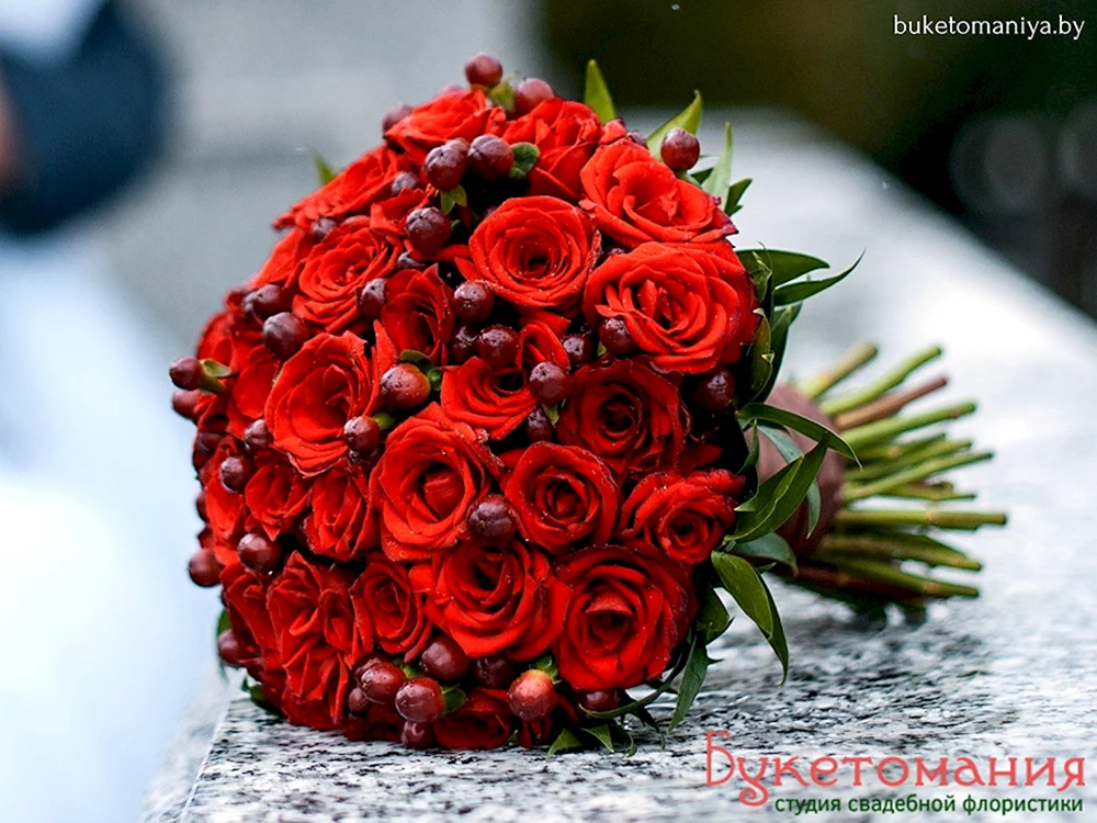 Букет красные розы Гиперикум