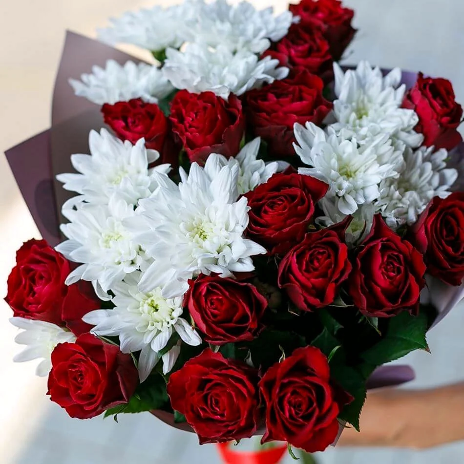 Букет красные розы и белые хризантемы