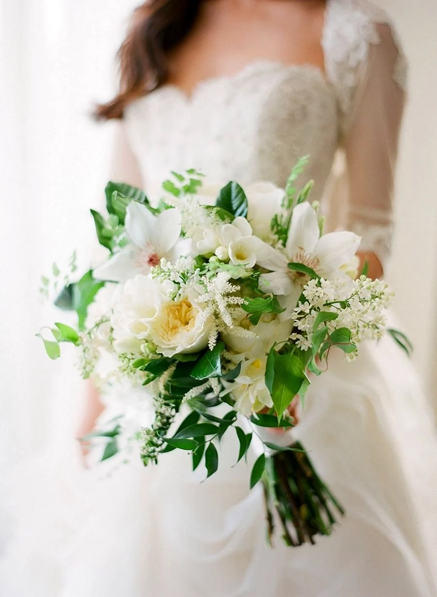 Букет невесты бело зеленый с фрезией