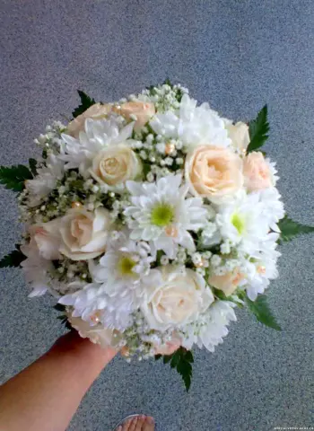 Букет невесты гипсофилы и хризантемы