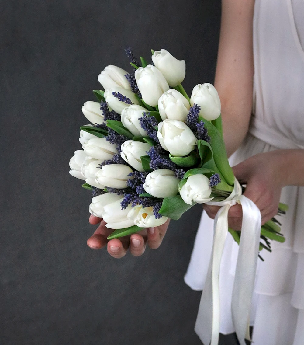 Букет невесты из белых пионовидных тюльпанов