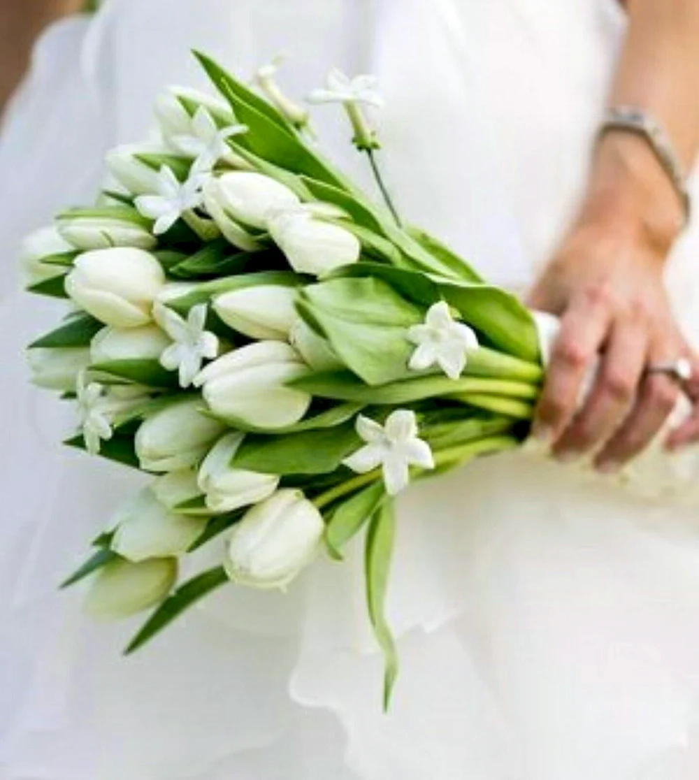 Букет невесты из белых тюльпанов и белых фрезий