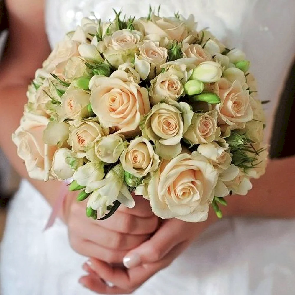 Букет невесты из кремовых кустовых роз