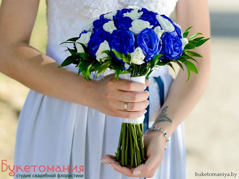 Букет невесты из синих и белых эустом