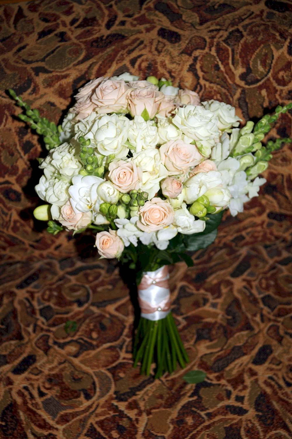 Букет невесты розы и фрезии