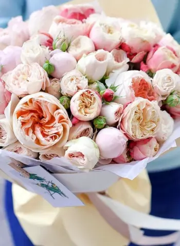 Букет пионовидных роз