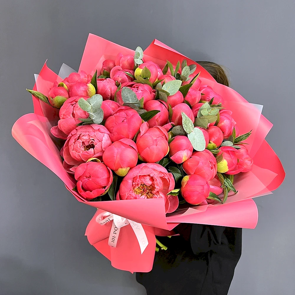 Букет розы микс красные белые розовые малиновые с эвкалиптом