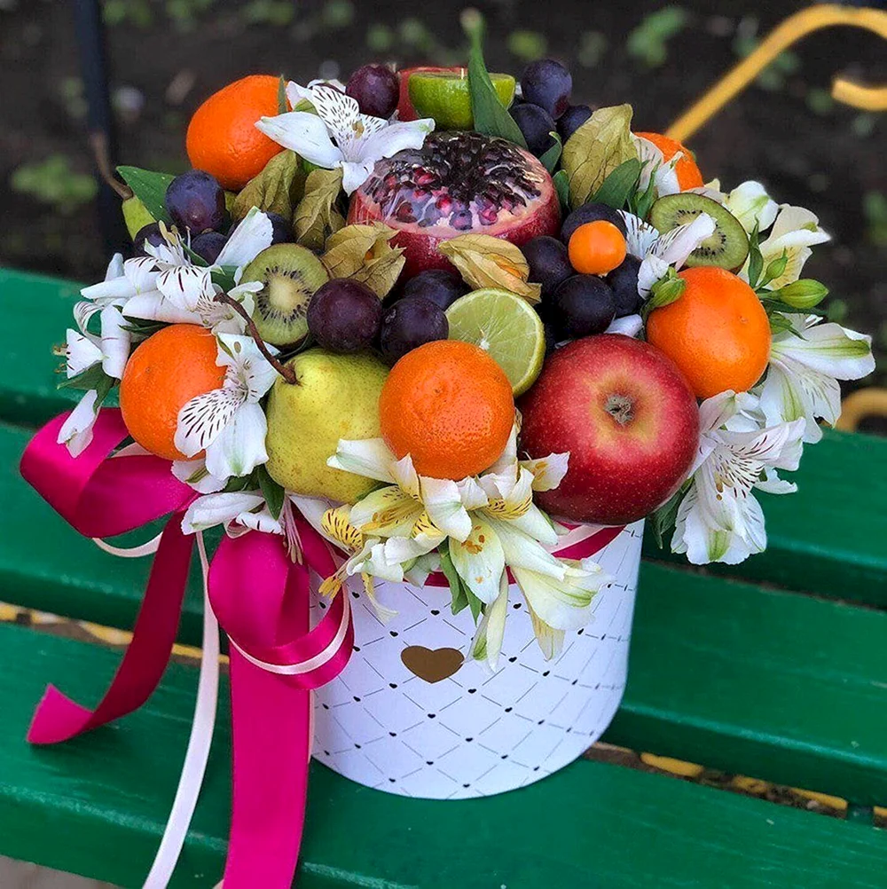Букет с фруктами и цветами