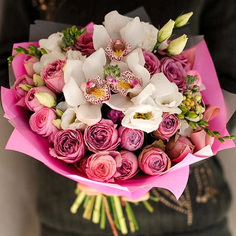 Букет с орхидеей и кустовой розой