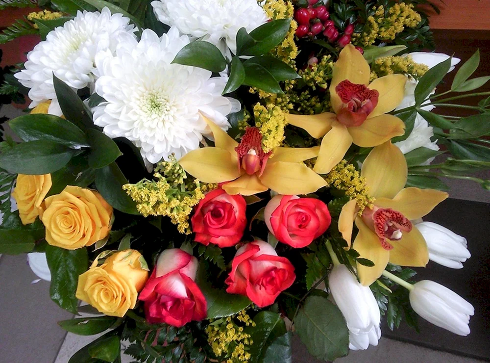 Букет с орхидеями и розами и хризантемами