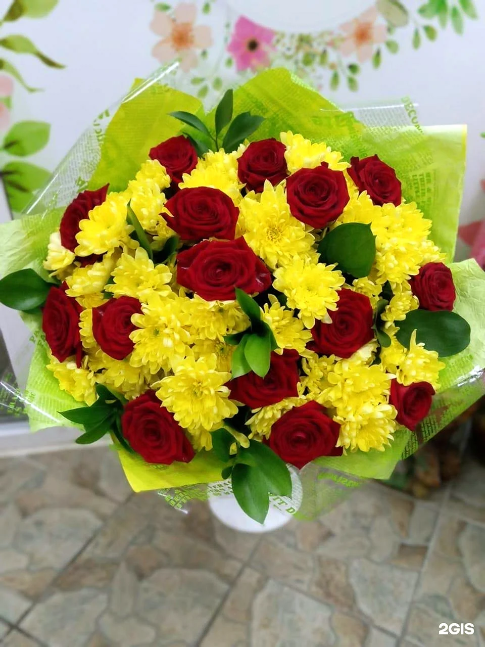 Букет с желтыми хризантемами и розами