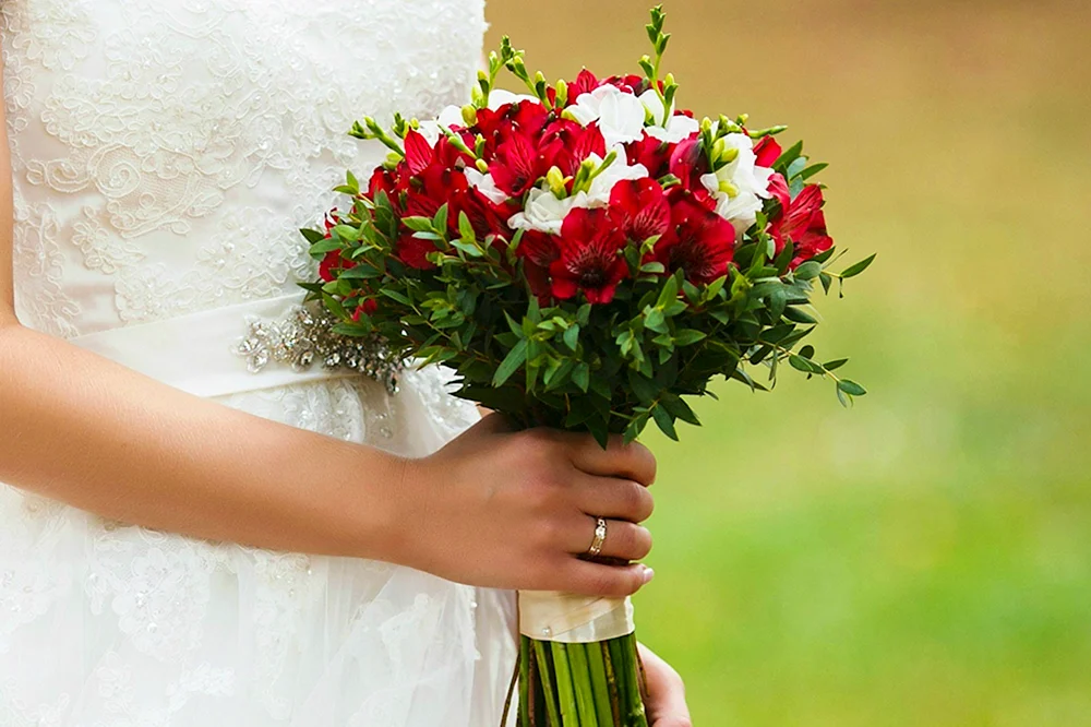 Букет свадебный невесты альстромерия красный белый