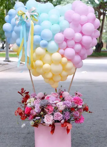 Букет цветов и шары