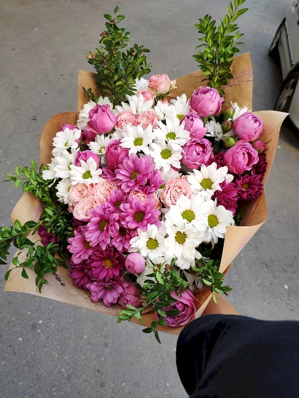 Букет цветов хризантемы и розы кустовые
