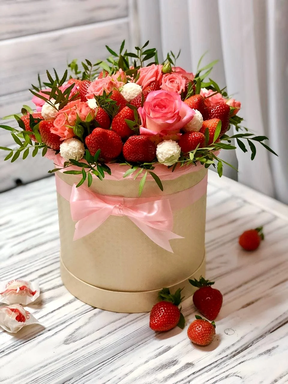 Букет в шляпной коробке клубника и цветы