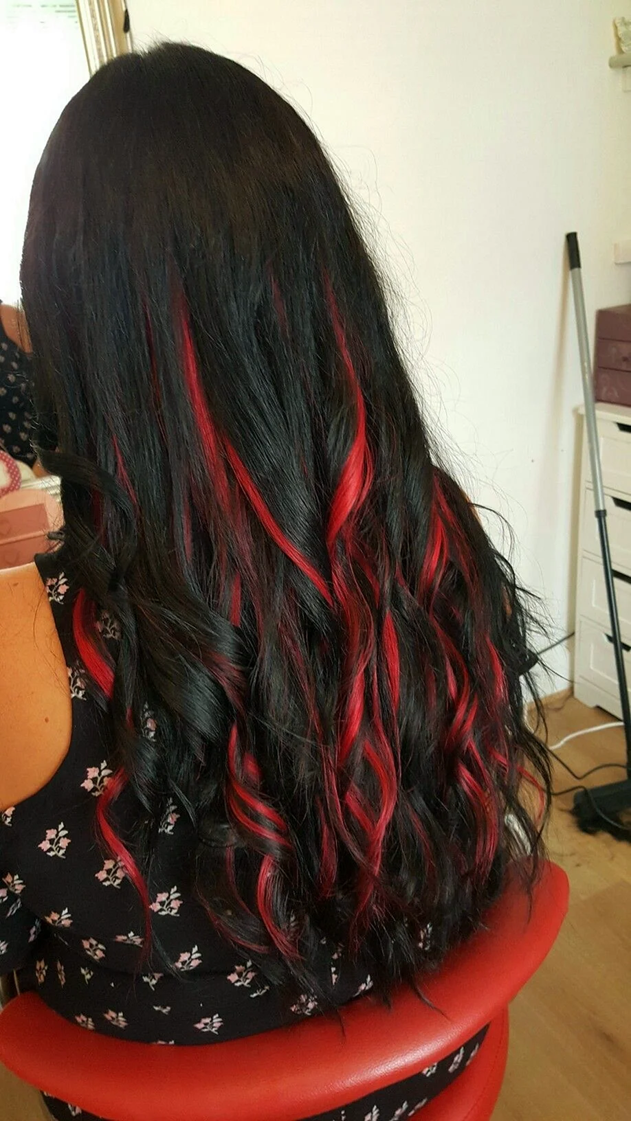 Чёрные волосы с красными прядями