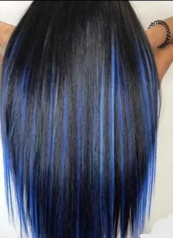 Чёрные волосы с синими прядями