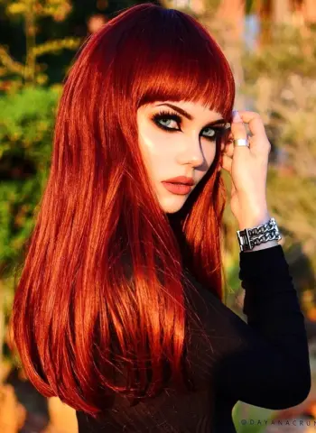 Даяна Кранк с красными волосами