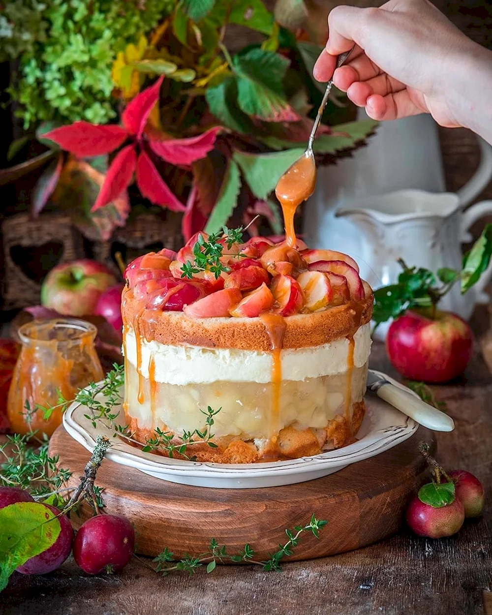 Декор торта яблоками