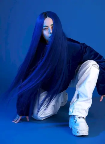 Девушка с голубыми волосами
