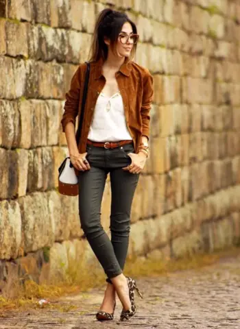 Девушка в коричневых джинсах