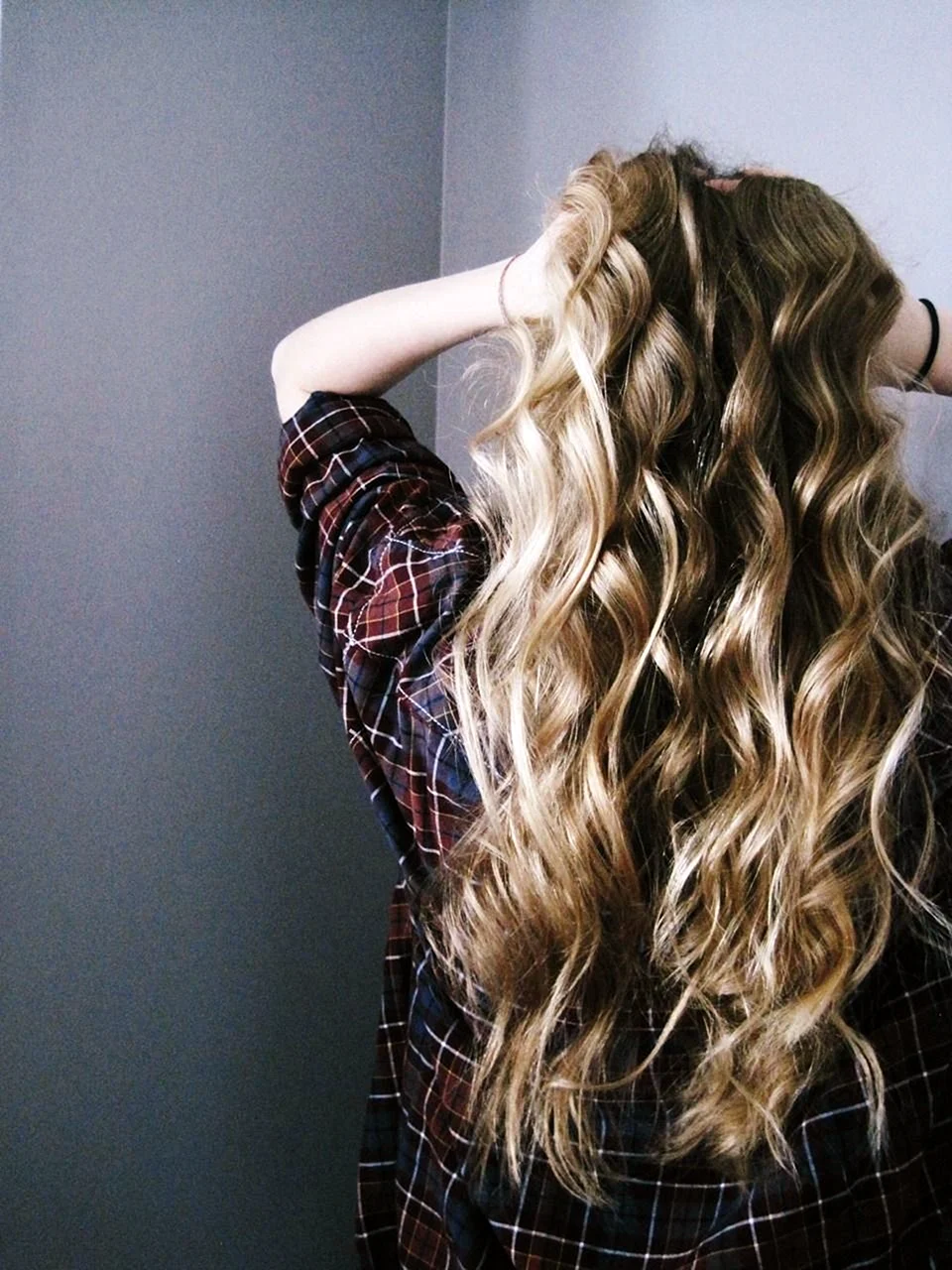Длинные волнистые светлые волосы