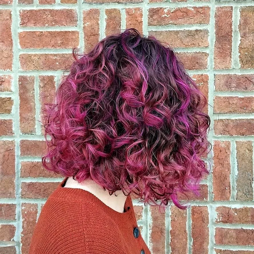 Фиолетовые пряди на кудрявых волосах