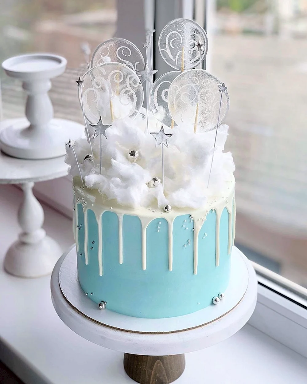 Голубой торт с белыми потеками