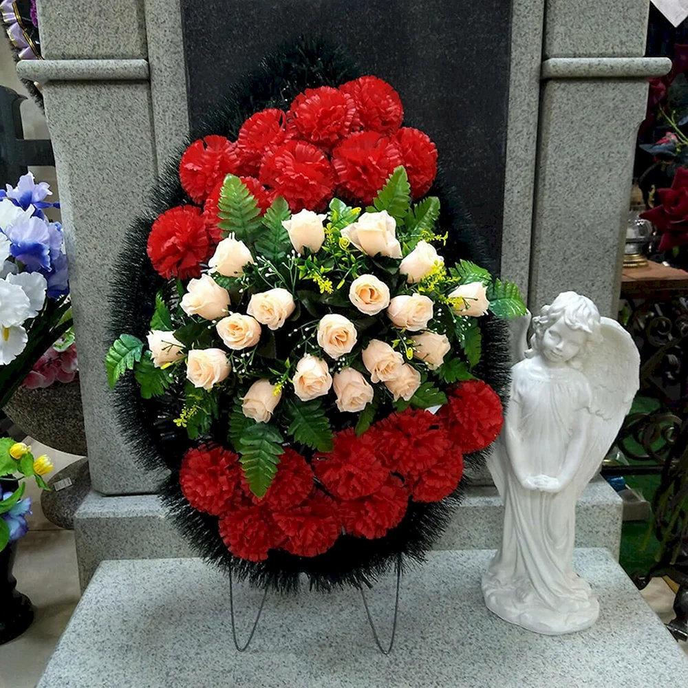 Искусственные цветы на кладбище