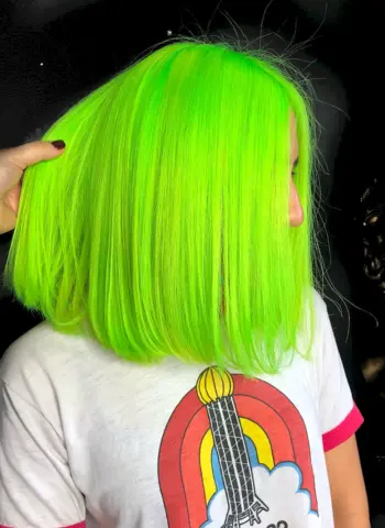 Кислотно зеленые волосы