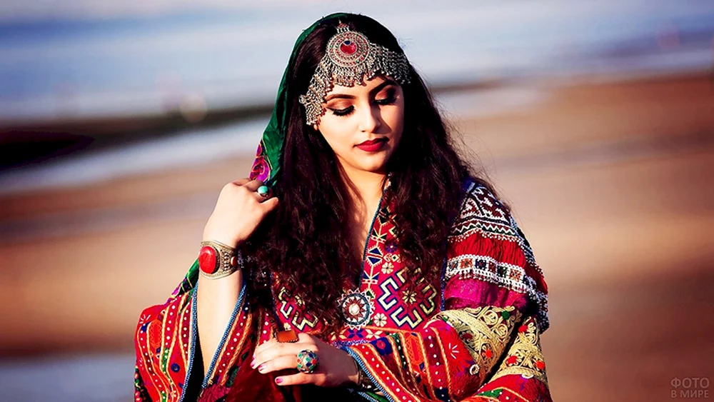 Красивая женская одежда Афганистана