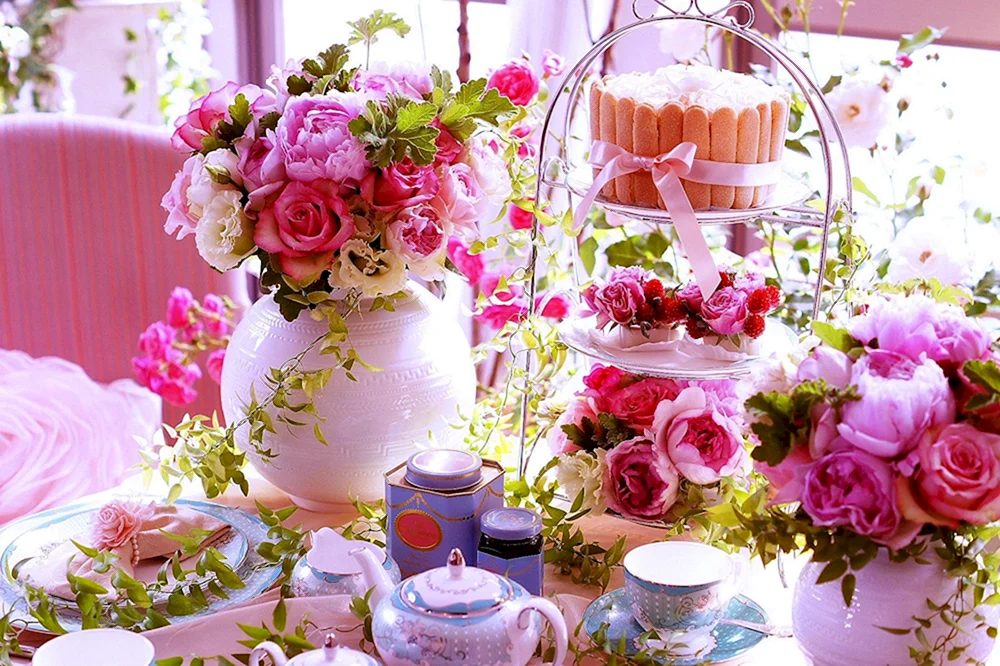 Красивые цветы и торт