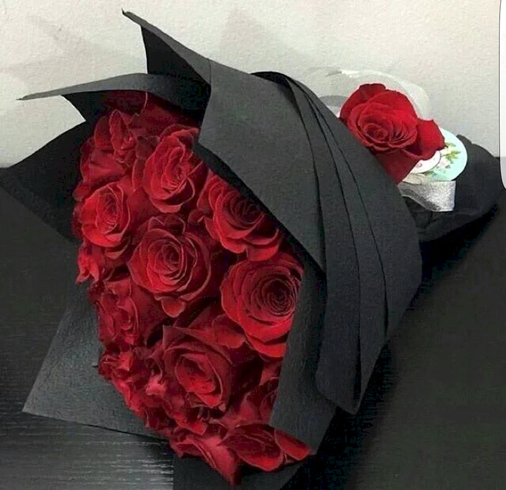 Красные розы в черной бумаге