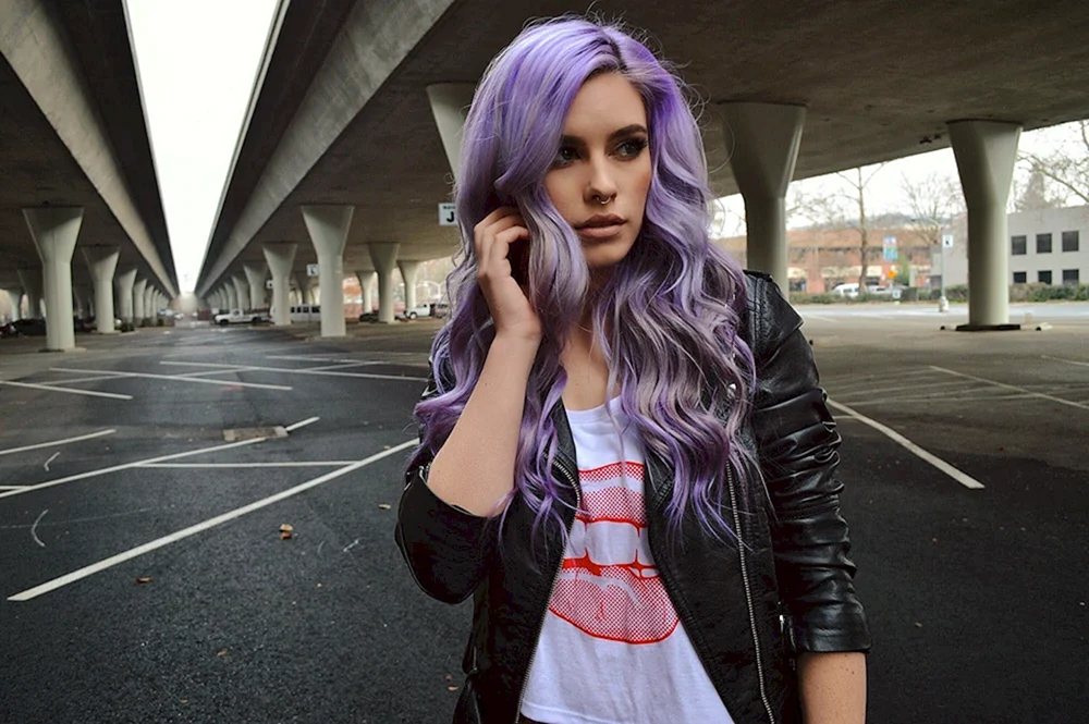 Лорен Калавей с фиолетовыми волосами