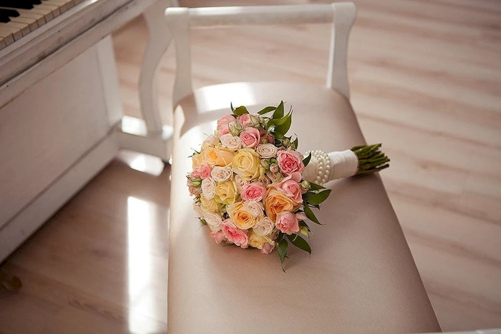 Маленький букет невесты из кустовой розы