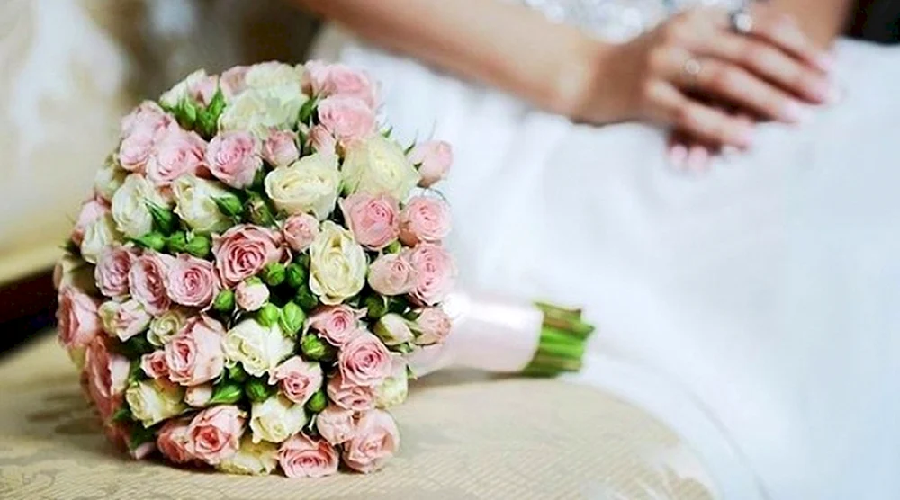 Монобукет невесты из кустовой розы