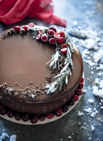 Новогоднее украшение шоколадного торта