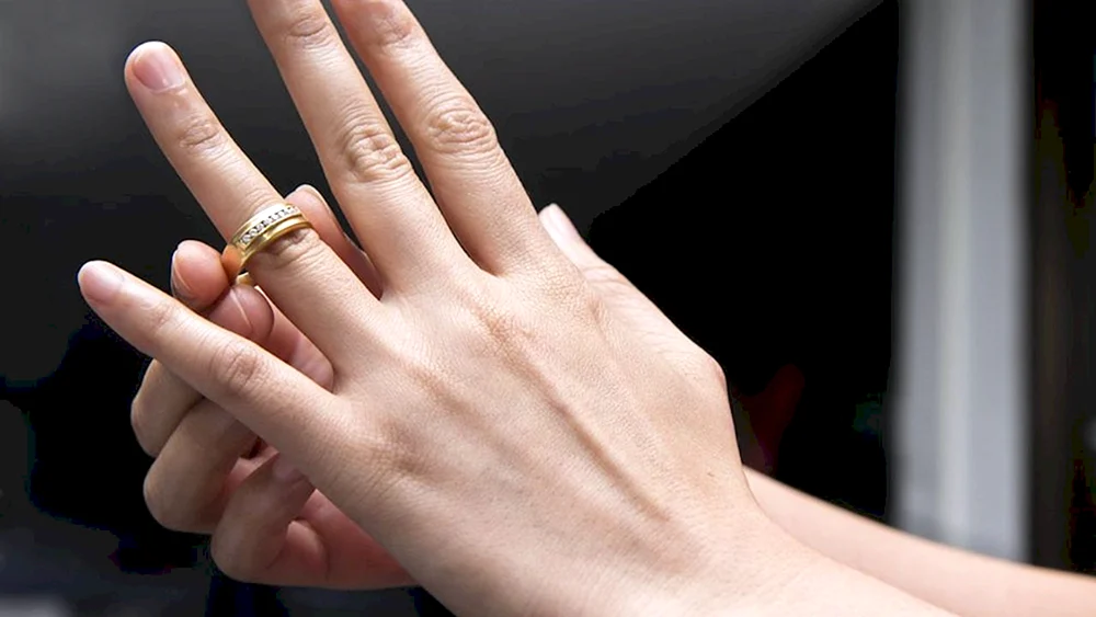 Обручальное кольцо на пальце