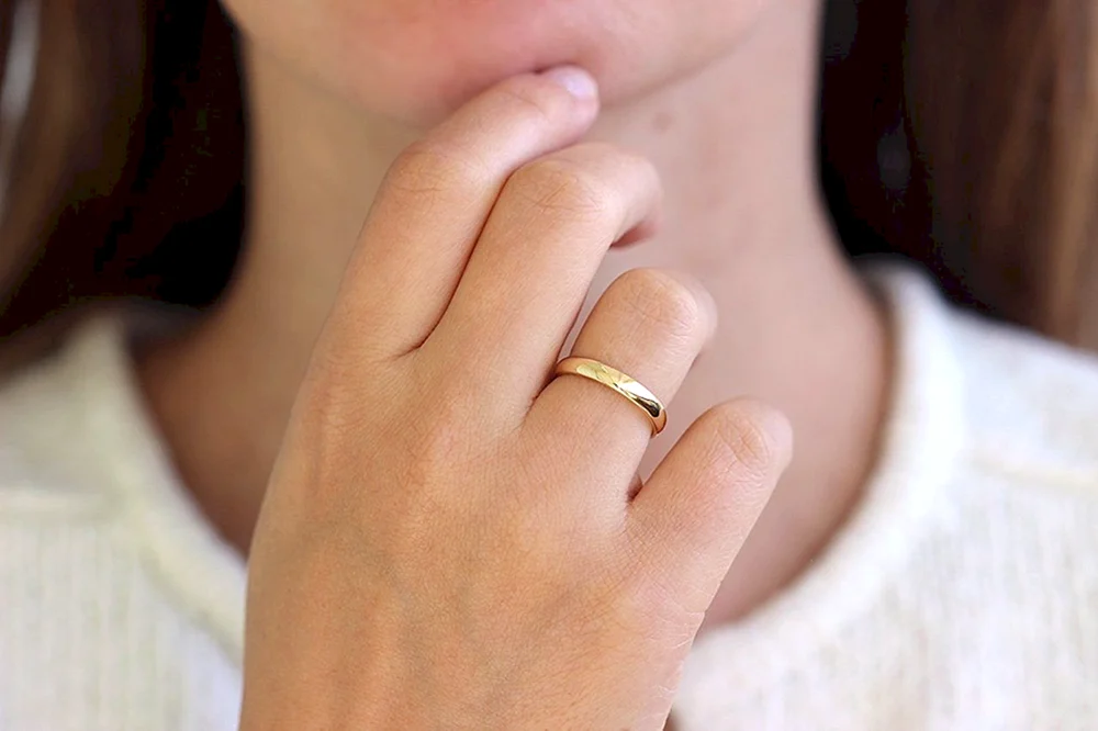 Обручальное кольцо на пальце