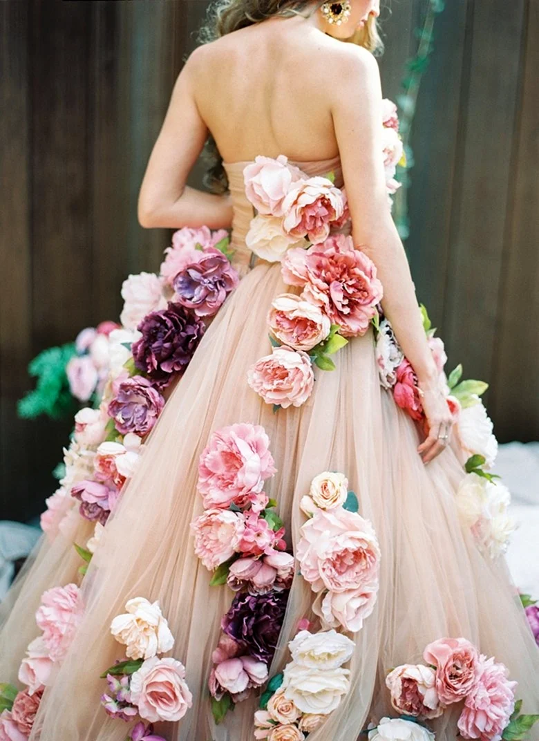 Платье украшенное цветами