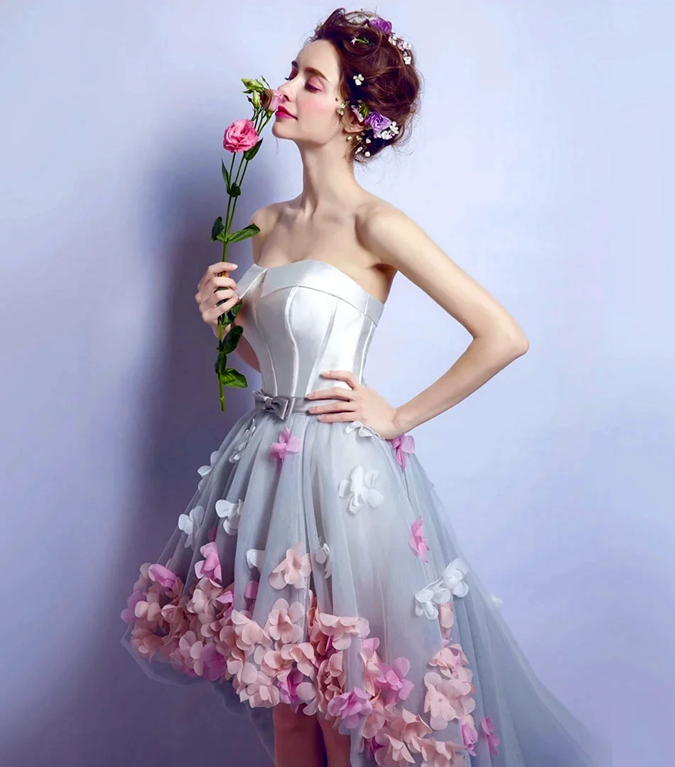 Платье украшенное цветами