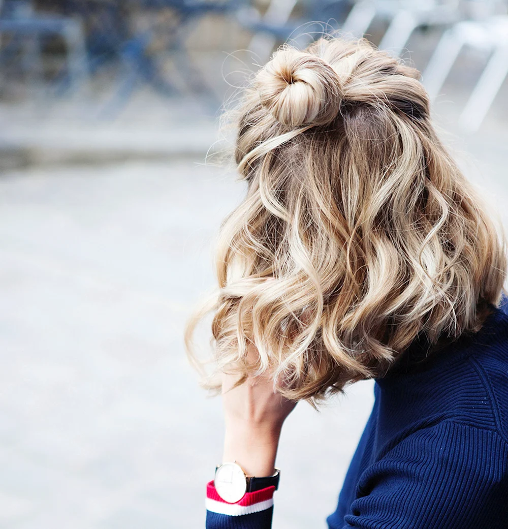 Прическа мальвинка на средние волосы с локонами