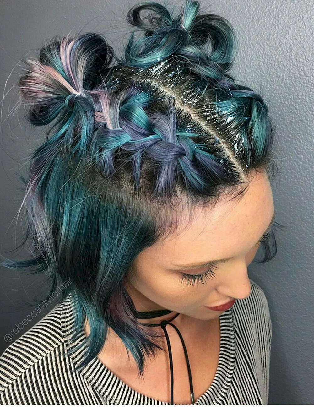 Причёски с разноцветными прядями для девочек