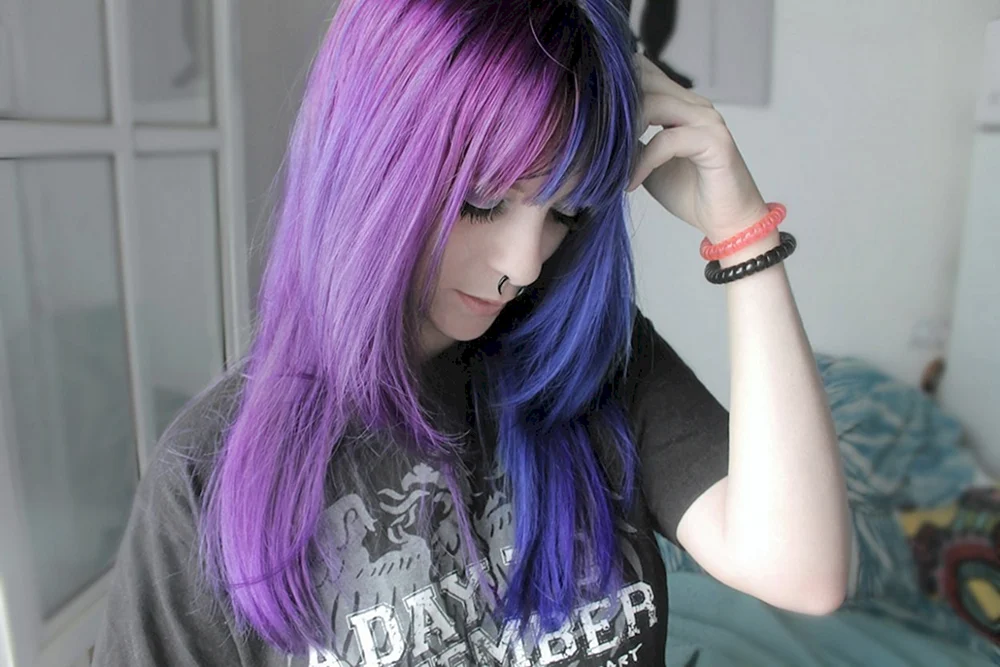 Ривер Симона с фиолетовыми волосами