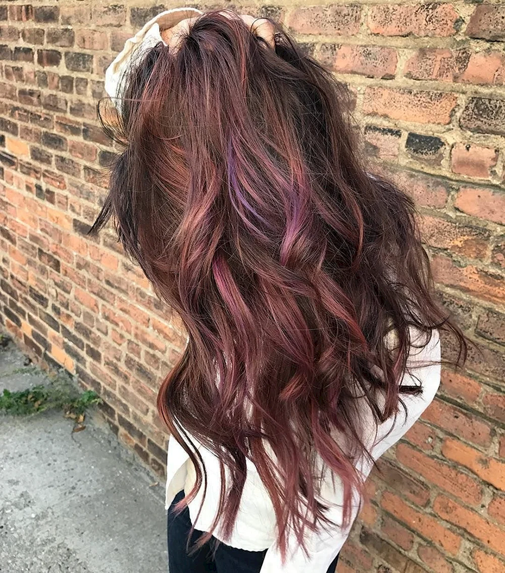 Розовое мелирование на темные волосы