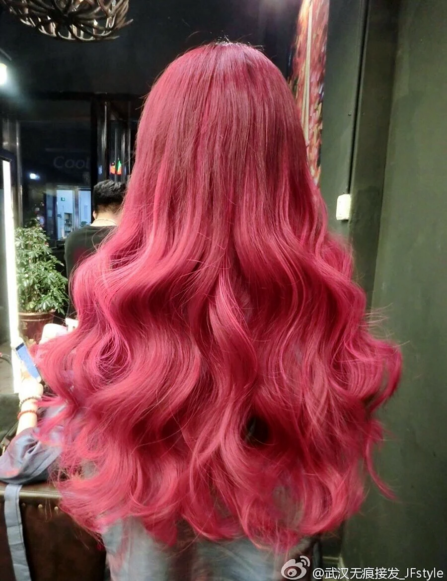 Розовые кудрявые волосы